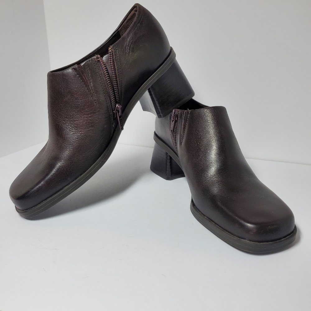 Naturalizer Brown Leather bootie shoe w/zipper